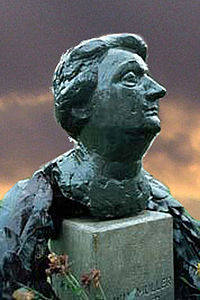 Auntie Truus statue in Amsterdam